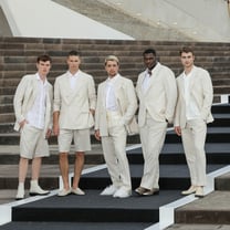 Baldessarini präsentiert All-White-Looks bei GNTM