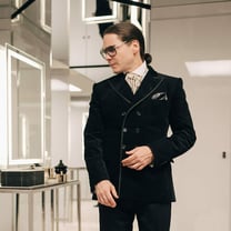 Daniel Brühl brilha como Karl Lagerfeld "mais francês do que alemão"