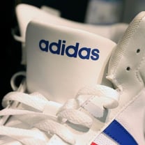 Adidas cresce in doppia cifra nel trimestre