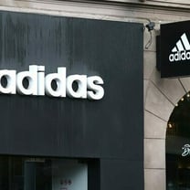 Probleme in China und hohe Inflation: Adidas kappt erneut Prognose