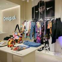 Desigual da gas al travel retail y prevé cerrar 2023 con 180 tiendas en aeropuertos