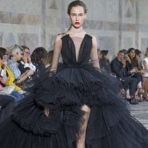 Settimana dell’Alta Moda di Parigi: standing ovation per Giambattista Valli al Petit Palais