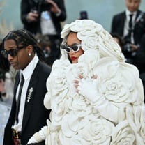 Celebridades prestam homenagem a Karl Lagerfeld no Met Gala