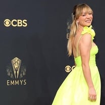 Emmy Awards 2021: glamour e cores vibrantes no tapete vermelho