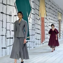 Dior: alta-costura contemplativa, enquanto Maria Grazia Chiuri dialoga com Isabella Ducrot