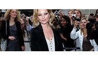 Kate Moss é eleita a mulher mais bem-vestida da década